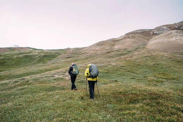 Personnes grimpant dans les montagnes — Photo