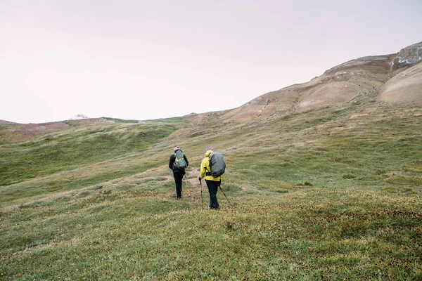 Personnes grimpant dans les montagnes — Photo