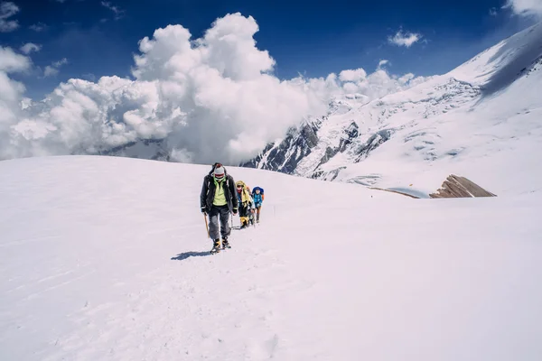 People climbing in mountains — Stock Photo, Image