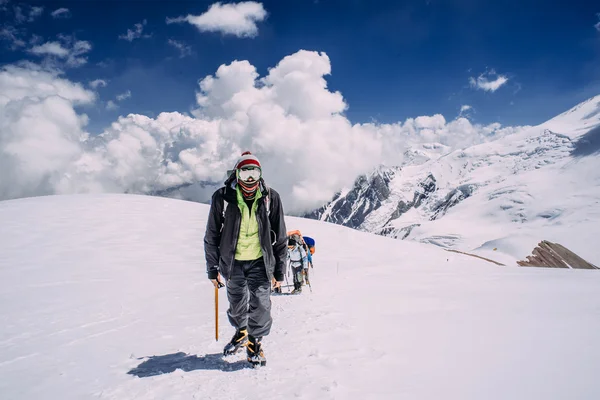 Personnes grimpant dans les montagnes — Photo