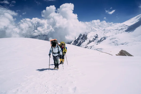 Personnes grimpant dans les montagnes — Photo