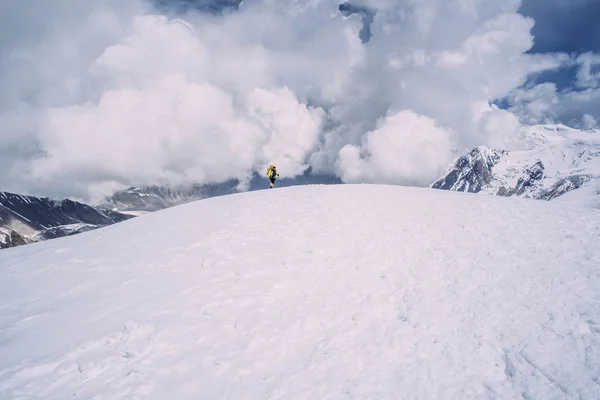 Mann klettert im Hochgebirge — Stockfoto