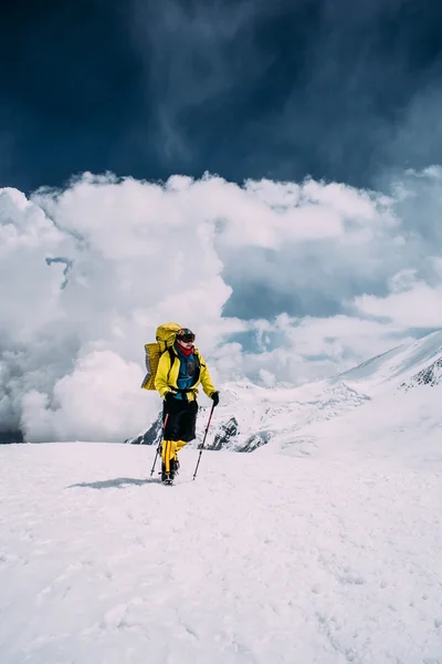 Mann som stiger opp i fjellene – stockfoto