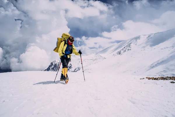 Uomo che si arrampica in alta montagna — Foto Stock