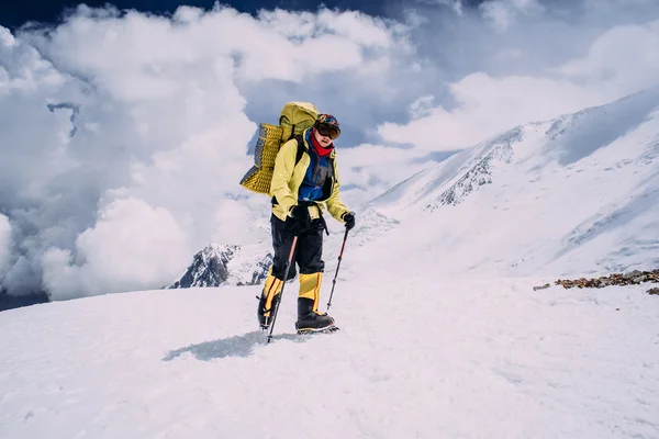 Man climbing in high mountains — Stock Photo, Image