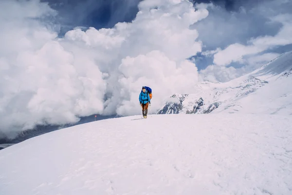 Femme en haute montagne — Photo