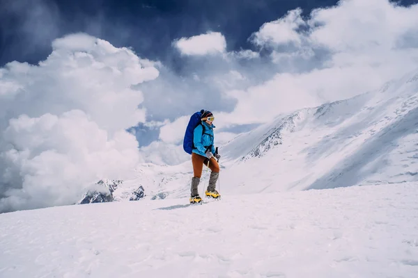 Femme en haute montagne — Photo