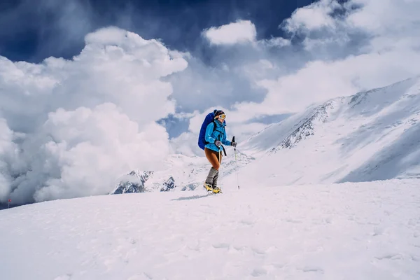 Femme en haute montagne — Photo