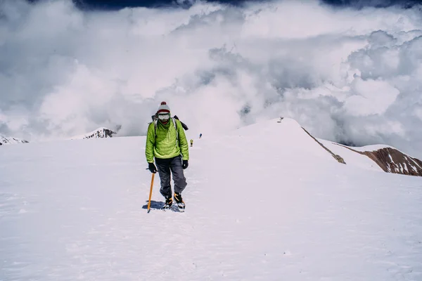 Man climbing in high mountains — Stock Photo, Image