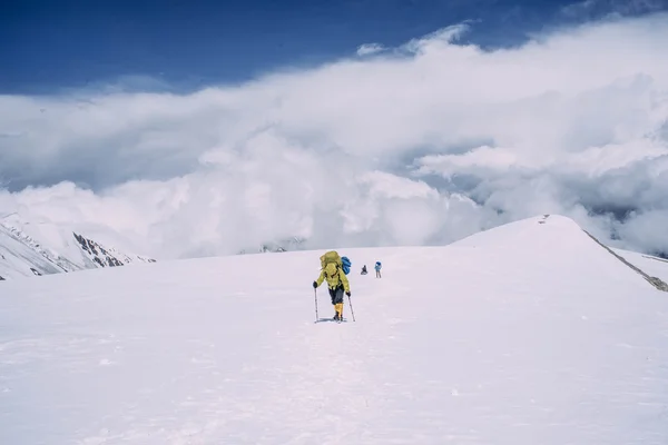 Homem escalando em altas montanhas — Fotografia de Stock