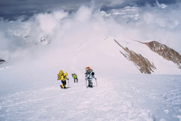 Personnes grimpant dans les montagnes — Photo