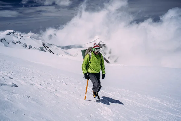 Homme escalade en haute montagne — Photo