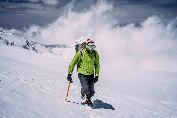 Homme escalade en haute montagne — Photo