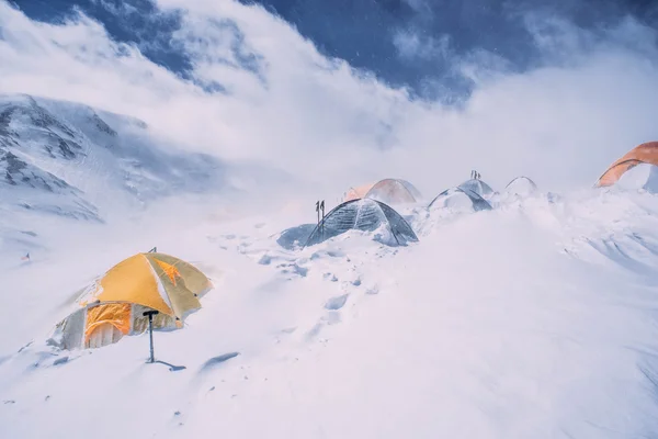 Tendas em altas montanhas — Fotografia de Stock