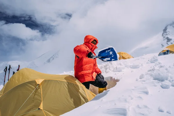 Homem tenda de limpeza de neve — Fotografia de Stock