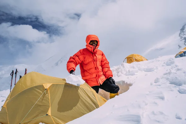 Mann reinigt Zelt vom Schnee — Stockfoto