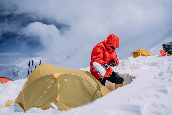 Mann reinigt Zelt vom Schnee — Stockfoto