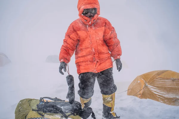 Mann im Hochgebirge — Stockfoto