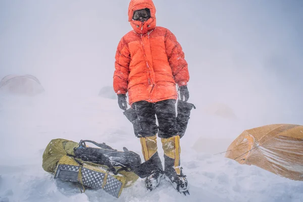 Man in high mountains — Stock Photo, Image