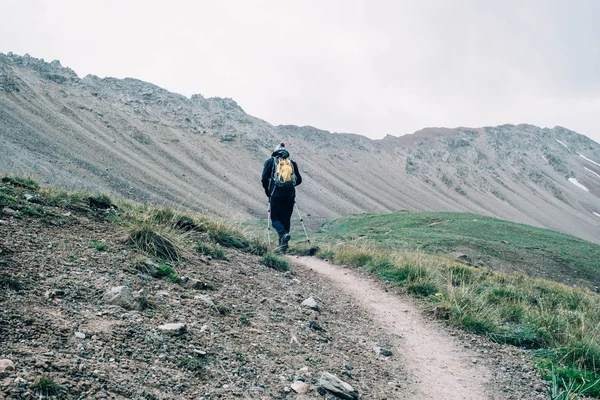 Людина сходження в гори — стокове фото
