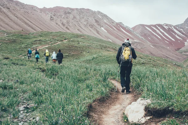 Люди сходження в гори — стокове фото