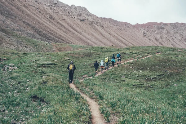 Gente escalando en las montañas — Foto de Stock