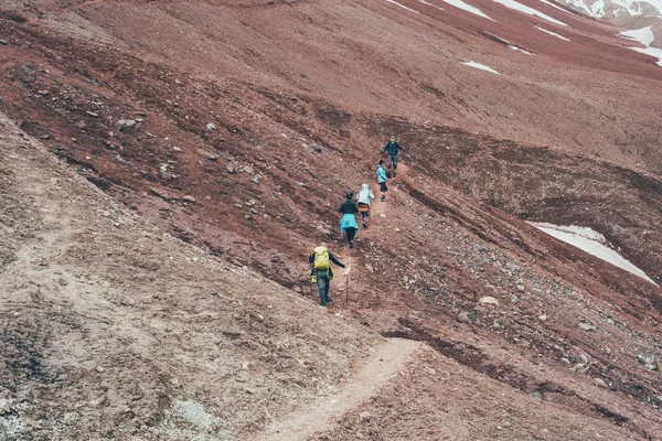 Lidé, lezení v horách — Stock fotografie