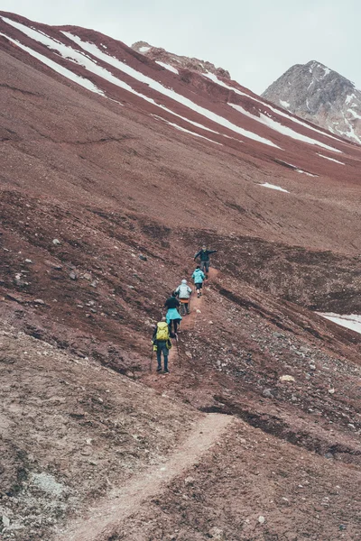 Люди, карабкающиеся в горах — стоковое фото