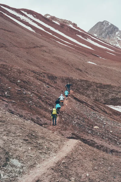 Personnes grimpant dans les montagnes — Photo