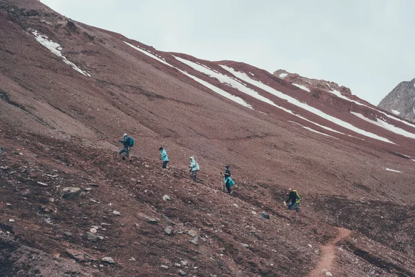 People climbing in mountains — Stock Photo, Image