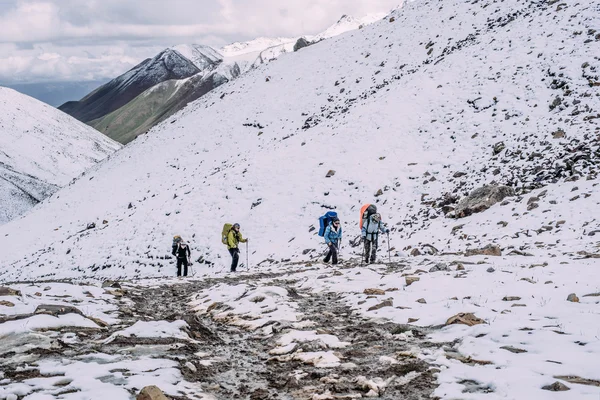 Personnes grimpant dans les montagnes — Photo