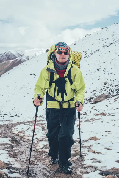 Homem escalando em altas montanhas — Fotografia de Stock
