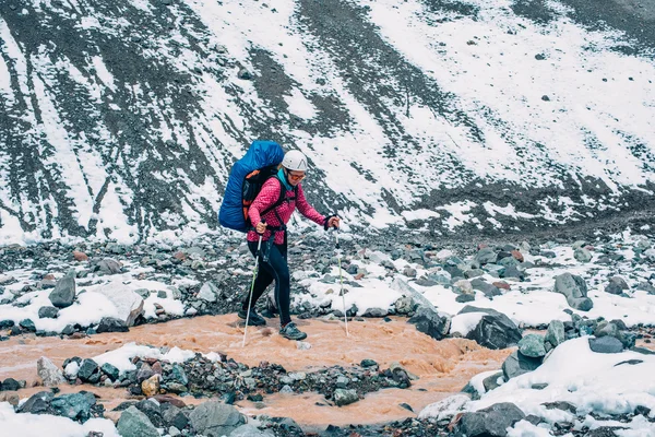 Escursionista donna in montagna — Foto Stock