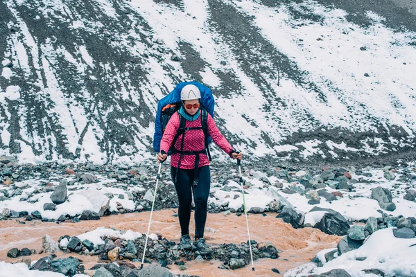 Wanderin in den Bergen — Stockfoto