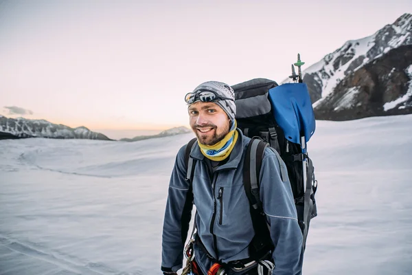 Man climbing in high mountains — Stock Photo, Image