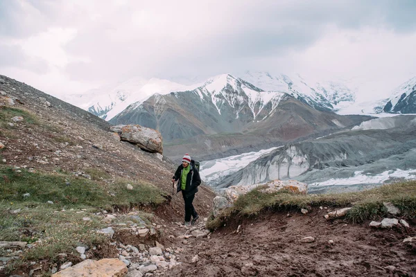 Hombre escalando en altas montañas —  Fotos de Stock