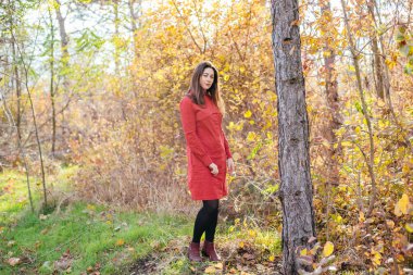 Sonbahar parkındaki kadın