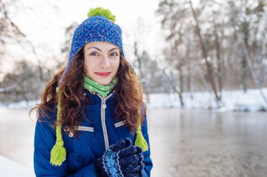 genç erkek kış karlı parkta zevk