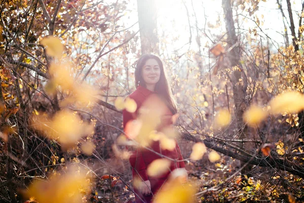 Mujer en el parque de otoño — Foto de Stock