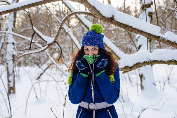 Giovane femmina godendo l'inverno nel parco innevato — Foto Stock