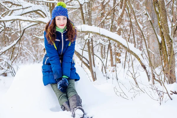 在白雪皑皑的公园享受冬天的年轻女性 — 图库照片