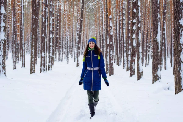 Giovane femmina godendo l'inverno nel parco innevato — Foto Stock