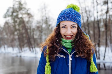 genç erkek kış karlı parkta zevk