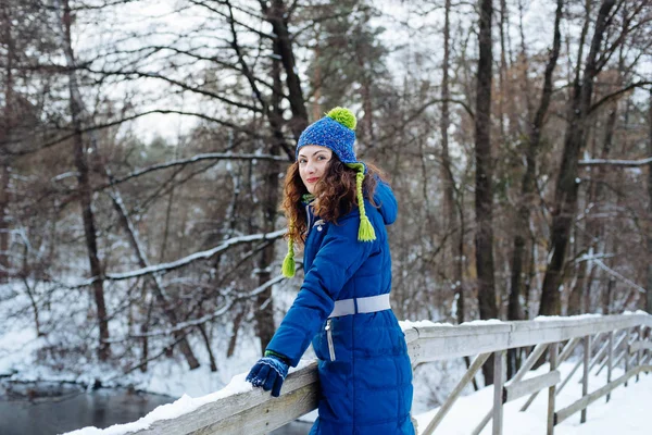 Jeune femme profitant de l'hiver dans un parc enneigé — Photo