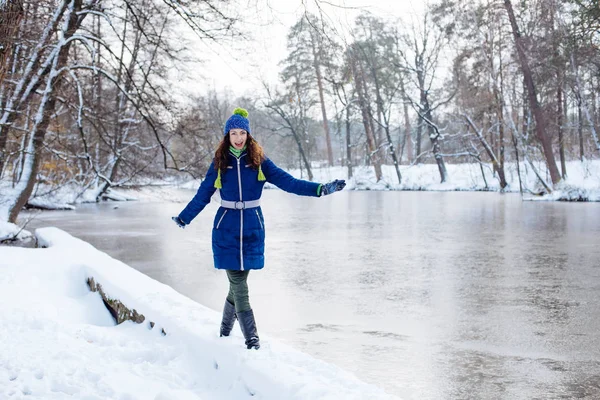 Giovane femmina godendo l'inverno nel parco innevato — Foto Stock