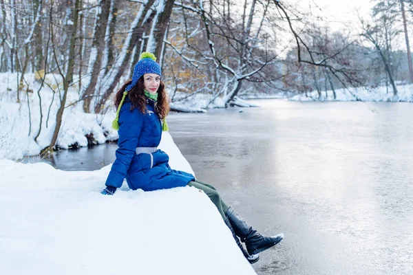 Nuori nainen nauttii talven luminen puisto — kuvapankkivalokuva