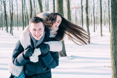 karlı parkta eğleniyor Çift