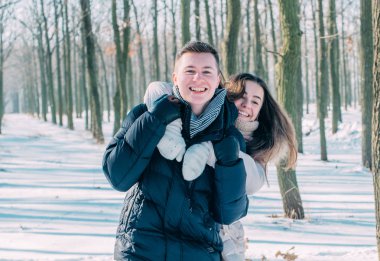 karlı parkta eğleniyor Çift