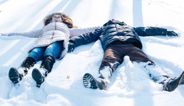 karlı parkta eğleniyor Çift