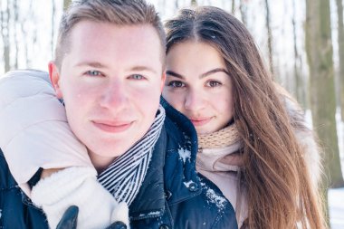 karlı parkta eğleniyor Çift